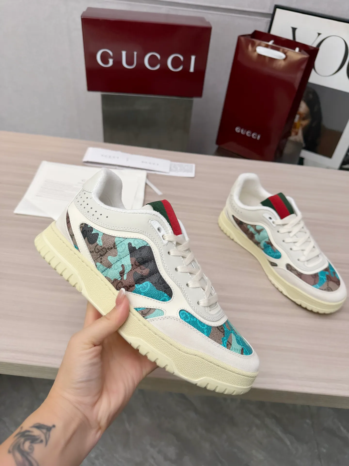 [G Home] P: 600💰 Men's Size: Men's 39-44 (45 custom-made) 🆕2025.GUCC Gucci original order quality The latest popular high and low top distressed couple sneakers series are shipped. Original purchase, development and production. This high and low top sneakers adopt a basketball-style silhouette design, cleverly integrated with hollow panels and distressed effects, showing unique ingenuity. The ingenuity incorporates brand logo details such as interlocking Double G styling accessories and Gucci lettering, a low-key tribute to the brand's design heritage. Exquisite packaging at the delivery counter 🛍📦 ▪️ Fabric: Original customized imported first-layer cowhide ▪️ Inner lining: Imported first-layer cowhide ▪️ Sole: Original molded two-color TPU sole ▪️ Sole thickness: 3cm